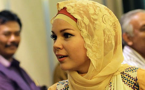 cute and simple dewi sandra hijab